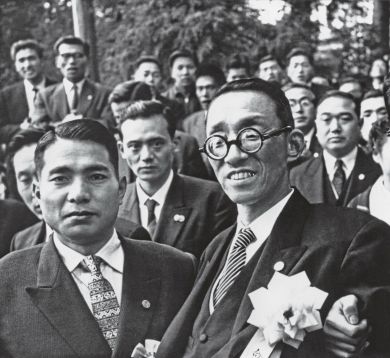 Imagen ampliada y recortada de Ikeda y Toda al frente de un grupo de hombres mirando hacia la cámara.