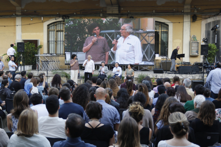 诺贝尔和平奖得主阿道弗‧佩雷斯‧埃斯基维尔在于埃克斯－多加纳表演场地举行的青年大会上发言