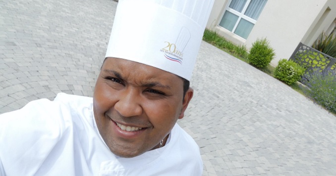 Un hombre en uniforme de cocinero en un patio