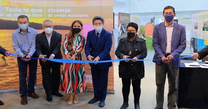 Representantes cortando una cinta en la inauguración de una exposición