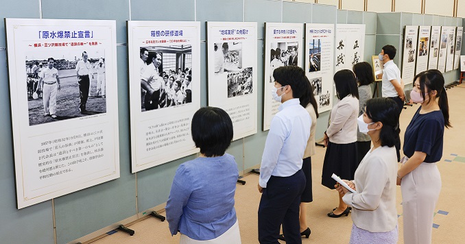 Varios jóvenes observan los paneles de la exposición