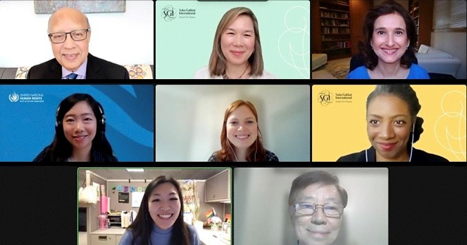 Captura de pantalla de un evento en línea que muestra las caras sonrientes de ocho panelistas