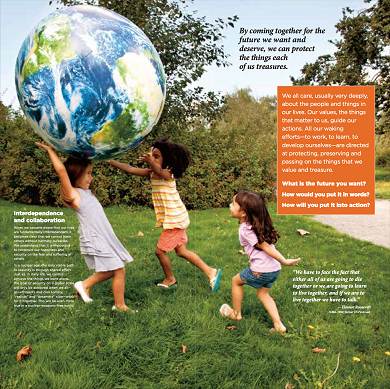 Imagen de tres niños jugando en el exterior con una réplica grande de la tierra.