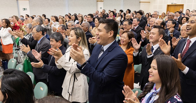 会场里众多观众都起立鼓掌。