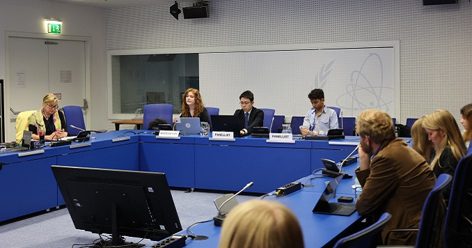 Jóvenes sentados alrededor de una mesa de conferencias