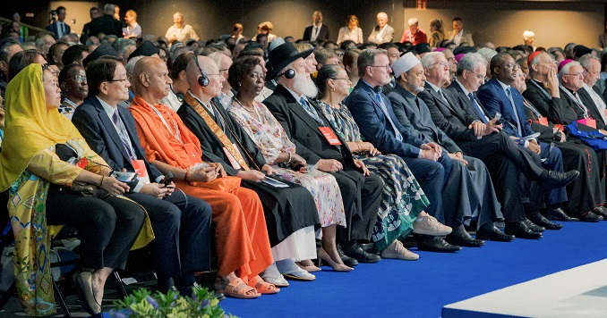 Personas de distintas religiones sentadas en fila durante un acto.