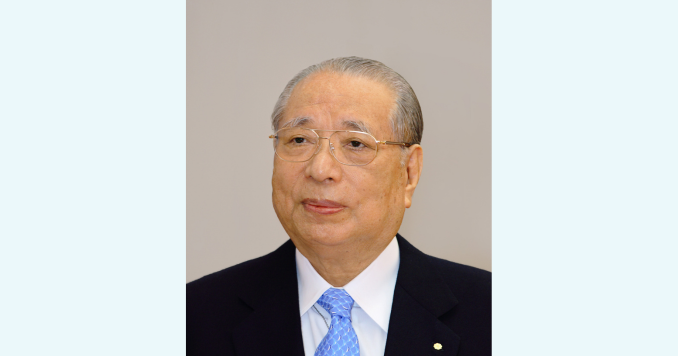 Retrato de Daisaku Ikeda en traje y corbata azul. 