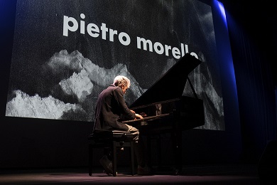 Un hombre tocando el piano en el escenario