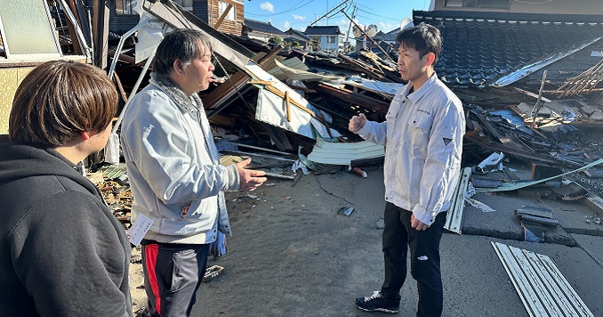 Tres personas entre los escombros de las casas destruidas por el terremoto de Noto.