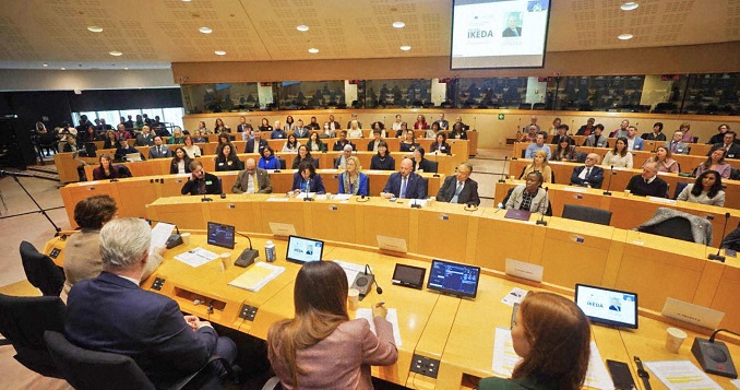 Ponentes e invitados en una sala de conferencias.