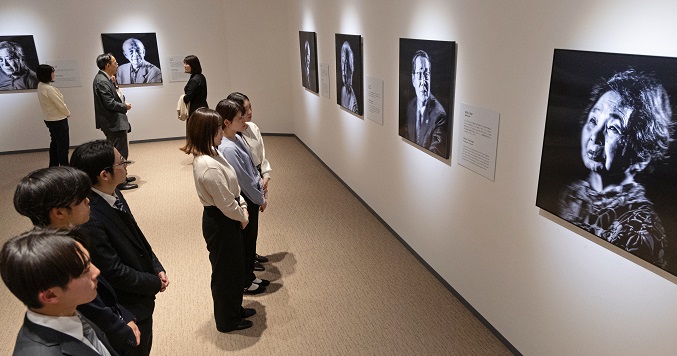 Personas viendo fotos en una exposición