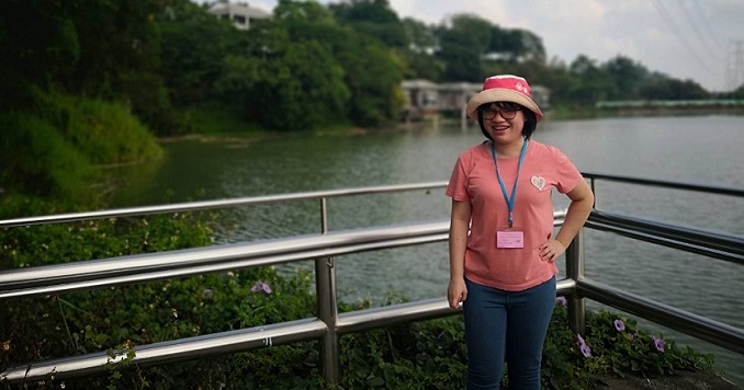 Zhang Jing-Hui posa para una foto frente a una masa de agua