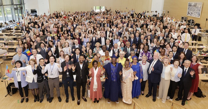 People in a conference room posing for a commemorative photo.