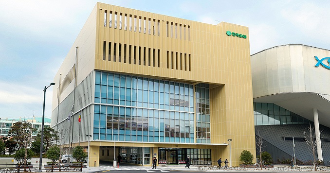 一棟位於市中心的現代化大型建築。