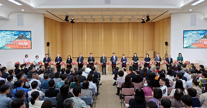 Personas sentadas en un auditorio que observan una ceremonia de corte de cinta