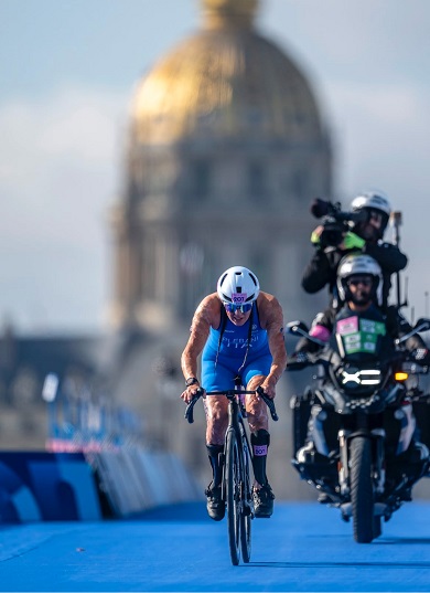 A woman on a bike competing in the Paris Paralympics.