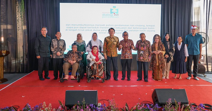 People gathered on stage in front of a screen for a commemorative photo.