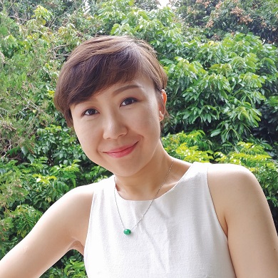 女性在绿丛前的特写照片。