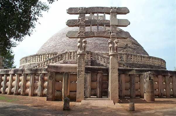 Monumento de piedra en forma de cúpula, con puertas de acceso flanqueadas por columnas talladas