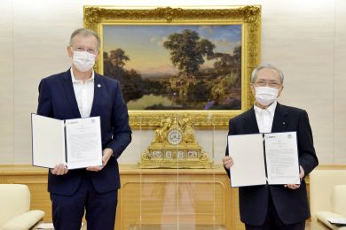 ITTO’s Gerhard Dieterle and Soka Gakkai’s Minoru Harada each holding the signed memorandum.