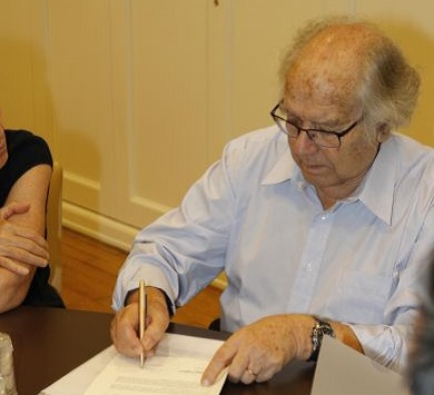 Nobel Peace Prize Laureate Adolfo Pérez Esquivel signing the appeal at a press conference at Rome’s Foreign Press Association