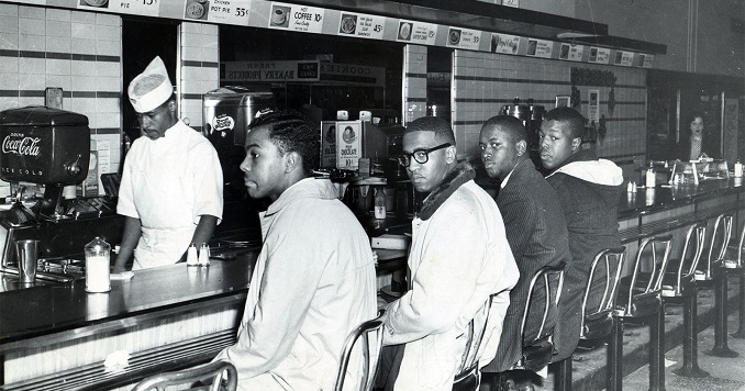 Estudiantes negros sentados en la barra de la cafetería Woolworth