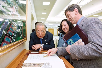 Jim Garrison y Daisaku Ikeda mirando un libro juntos