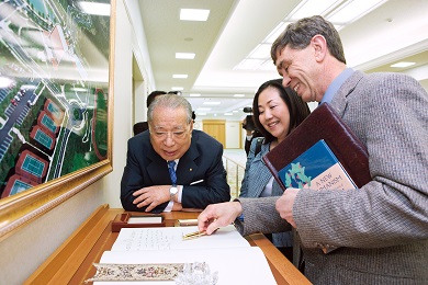 吉姆•加里森与池田大作一起翻阅一本书