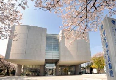 Vista de la entrada principal del Museo de Bellas Artes Fuji de Tokio