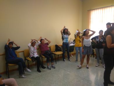 Jóvenes del taller participando en una actividad divertida