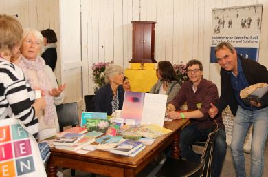 Diálogo con los visitantes al estand en la feria