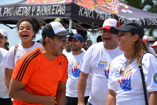 Una foto en primer plano de un pequeño grupo de hombres y mujeres riendo