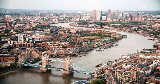 一张有着伦敦风貌，从伦敦桥和泰晤士河上空拍的鸟瞰图。
