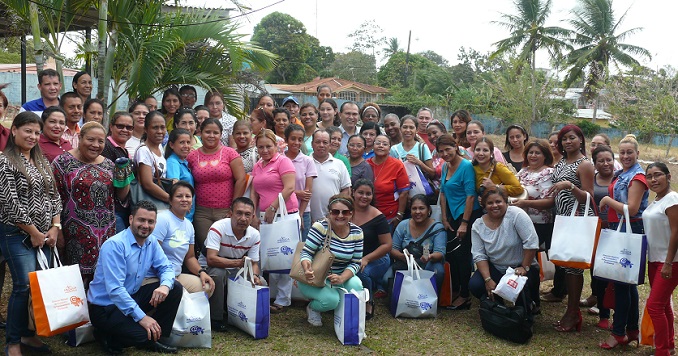 Foto de grupo de varios hombres y mujeres