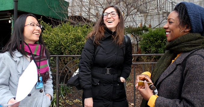 Tres mujeres jóvenes sonriendo