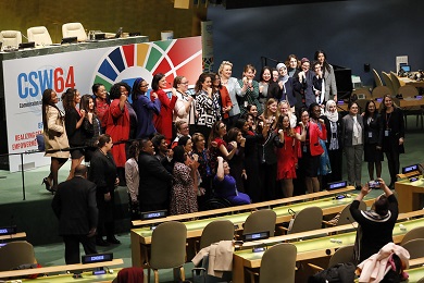 Un grupo de mujeres posan para una foto en el Salón de la Asamblea General de la ONU