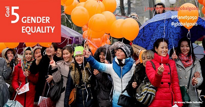 Mujeres de pie bajo la lluvia sostenien globos naranjas