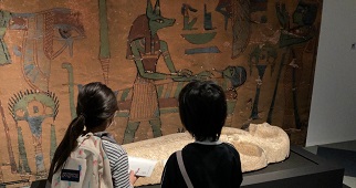 兩位兒童在觀看古埃及展的展品。