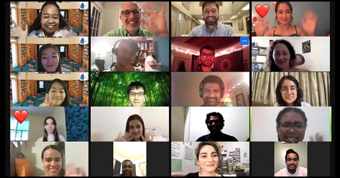 Captura de pantalla con veinte de los jóvenes participantes en línea.