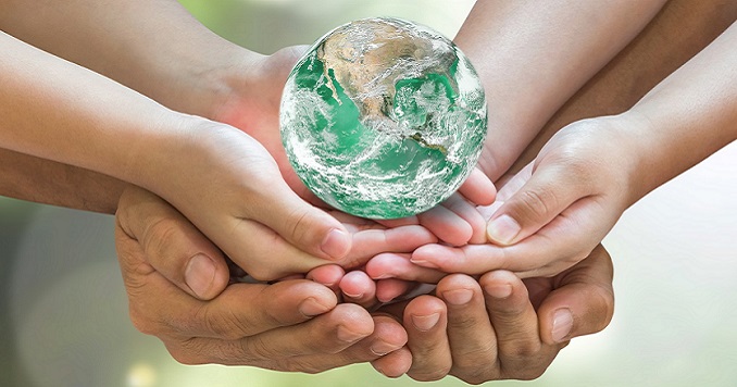 Manos sosteniendo un globo terráqueo