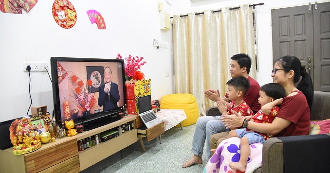 全家人一同觀賞線上影片。