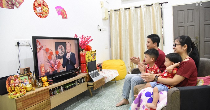 Una familia viendo una transmisión en video