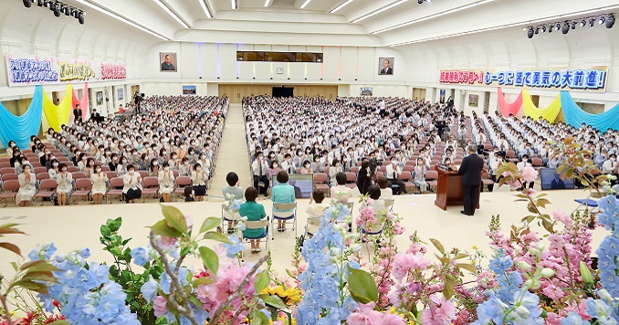 从舞台望向坐满人的大会场。