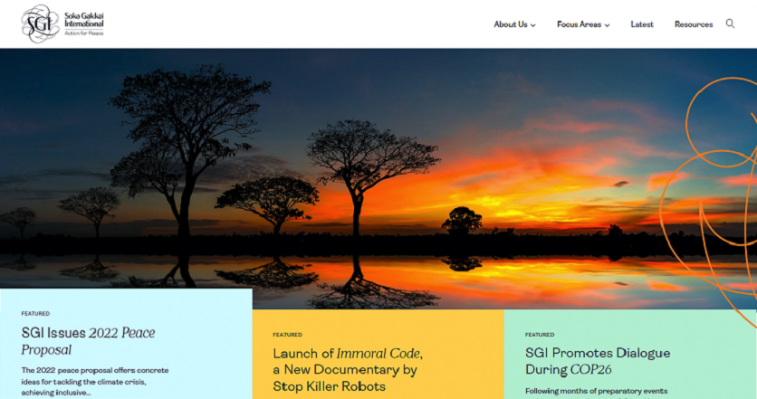 Página de inicio del sitio web con una imagen de una puesta de sol 