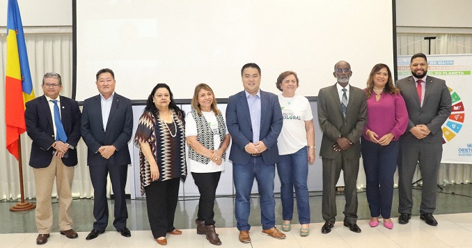 Participantes del evento en fila posando para una foto de grupo