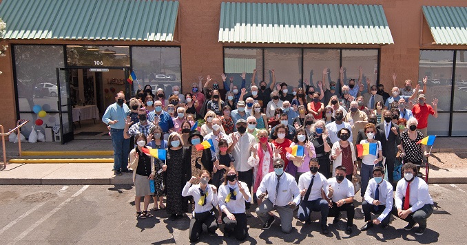 Foto grupal de personas que posan frente a un edificio para una foto conmemorativa con motivo de la celebración