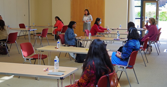 Personas sentadas en una sala preparadas para realizar el examen