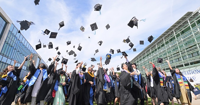 Graduados lanzan sus birretes al aire