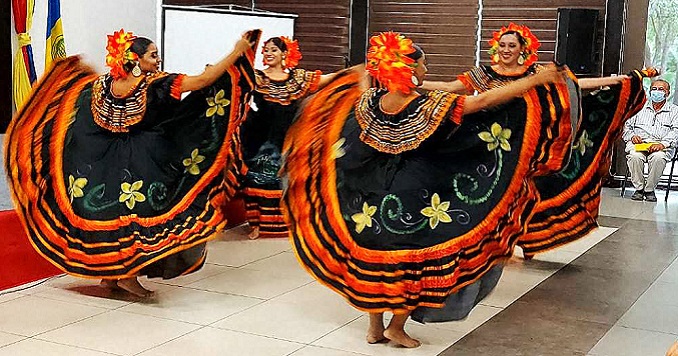 婦女們穿著尼加拉瓜的傳統服裝在表演舞蹈。