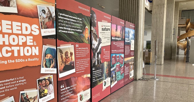 Paneles de una exposición expuestos en el vestíbulo de la universidad